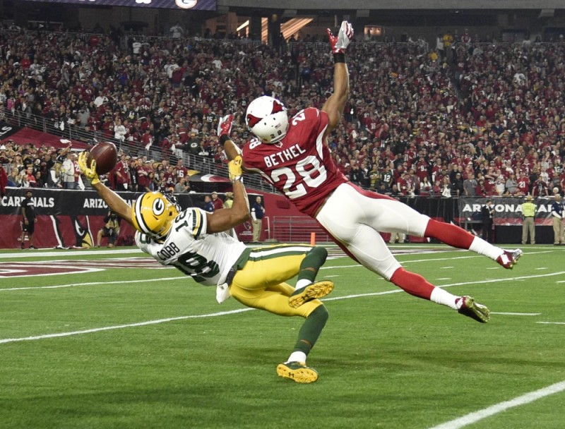 January 16, 2016; Glendale, AZ, USA; Green Bay Packers wide receiver Randall Cobb (18) catches a pass against Arizona Cardinals cornerback Justin Bethel (28) during the first half in a NFC Divisional round playoff game at University of Phoenix Stadium. Mandatory Credit: Kyle Terada-USA TODAY Sports ORG XMIT: USATSI-245814 ORIG FILE ID: 20160116_gav_st3_114.JPG