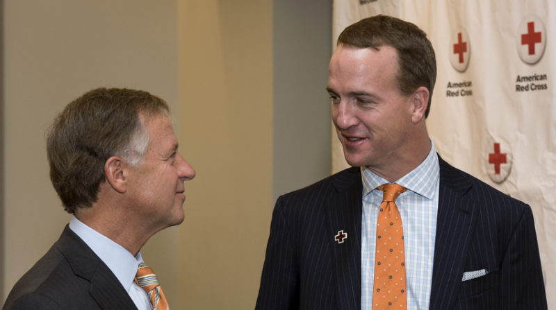 Bill Haslam e Peyton Manning a colloquio durante un evento di beneficenza.