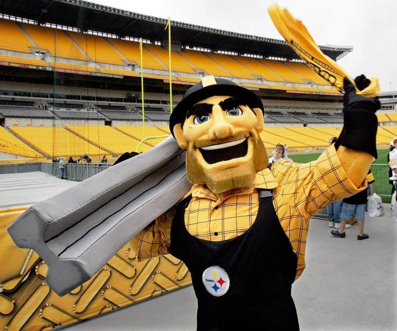 Pittsburgh-Steelers-mascot-Steely-McBeam