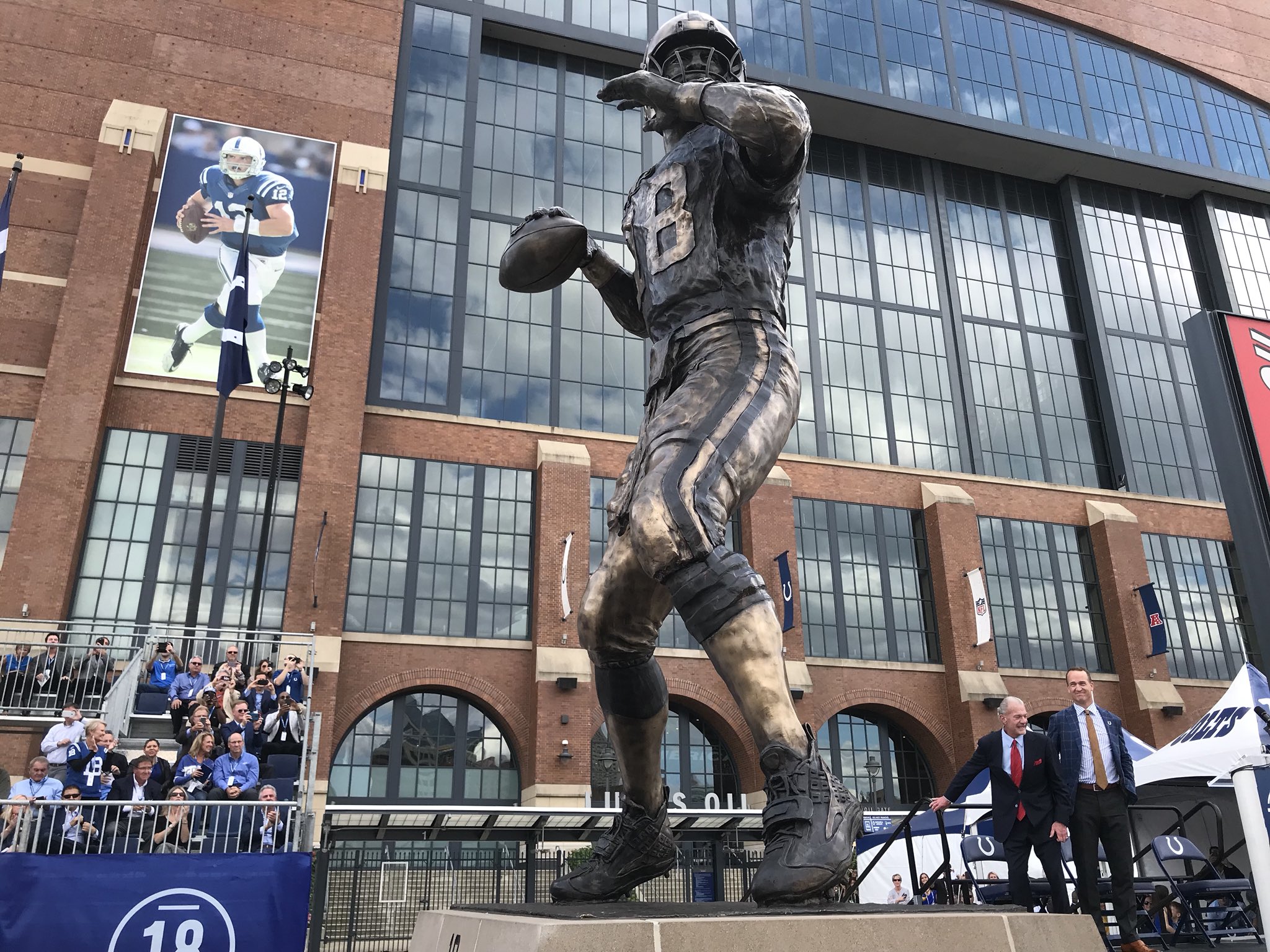 peyton manning statua