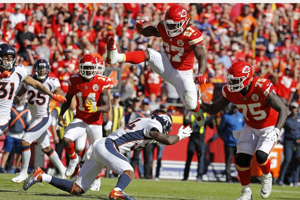 kareem hunt chiefs_broncos-min