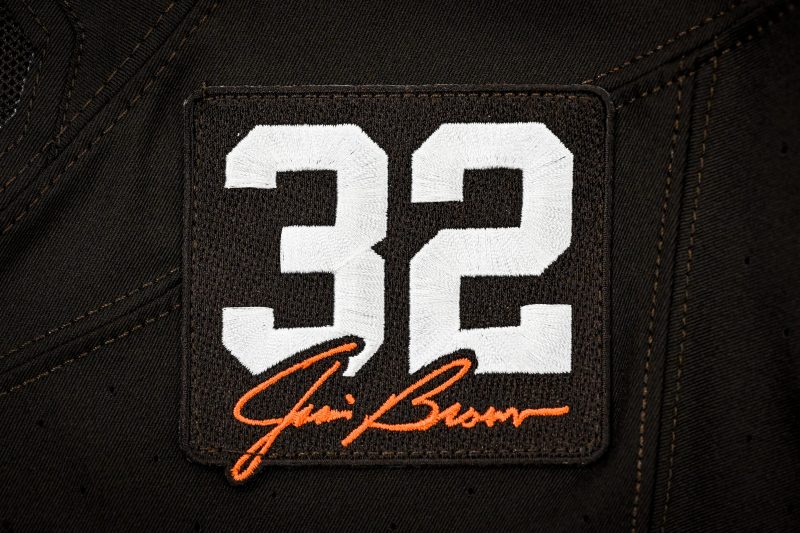 La patch in ricordo di Jim Brown che i Cleveland Browns hanno aggiunto sulla maglia in week 1. La patch è marrone, con un grande numero 32 in bianco e la firma di Brown in arancione